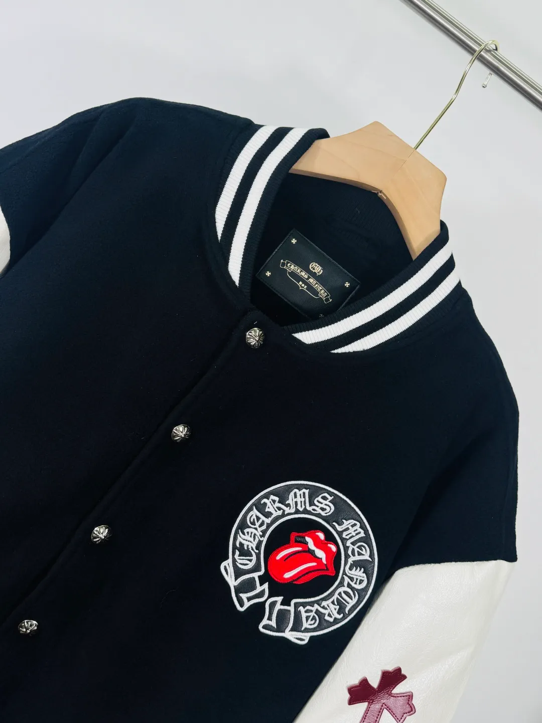 P520 top version 🐮 Real shot without P, ​​different from market products] Chrome Hearts 🍁Winter clothing is coming🍁 Sanskrit cross woolen leather sleeves spliced ​​baseball embroidered cotton jacket, heavy embroidery ➕ both sleeves and whole leather, counter synchronization, heavy industry! ! Customized version of thickened woolen fabric, silk lining, customized version of hardware, not the ordinary version on the market! ! Recommended color: wool with leather Code numbers: S, M, L, XL
